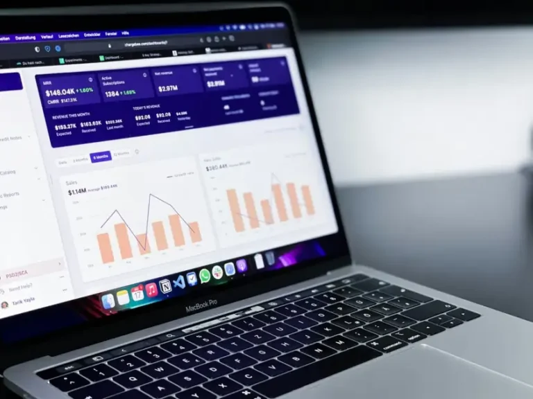 MacBook Pro 画面に表示された SaaS 収益ダッシュボード、MRR と Active Subscriptions の指標