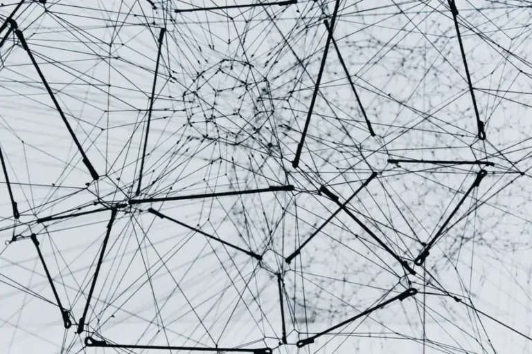 3D 空間に張り巡らされたネットワークノードのワイヤーフレーム構造、相互接続を表現